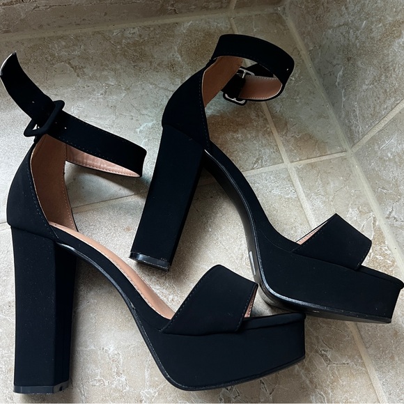 Black Windsor heels - Picture 1 of 5